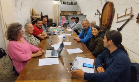 Vevey Libre a tenu récemment ses assises annuelles. L’occasion de tirer un bilan de l’année écoulée et se se projeter sur l’avenir avec la perspective proche des prochaines élections communales en mars 2026. La présidente du mouvement, Anne-Francine Simonin, a rappelé ses fondements basés sur les échanges et les débats.  Le co-président de groupe Jérôme Christen a passé en revue les principales interventions des élus VL en 2024 et le municipal Pascal Molliat a évoqué le rôle fondamental et précieux que jouent les mouvements comme le nôtre dans un contexte politique toujours plus exacerbé.