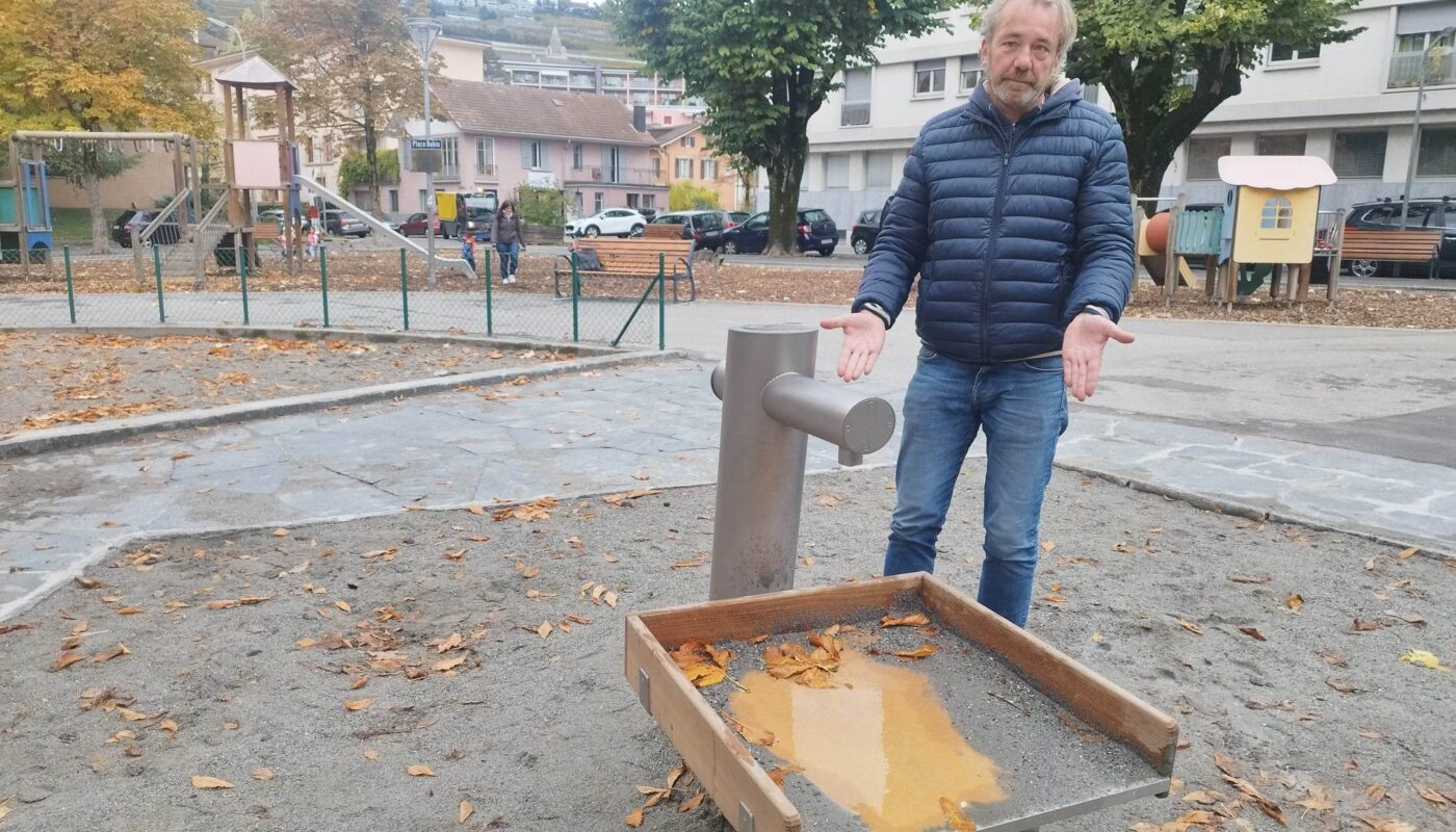 A la place Robin, la fontaine existante a été supprimée pour faire place à une installation absurde qu’on ne peut faire fonctionner seul, la manivelle étant trop éloignée de la sortie d’eau.