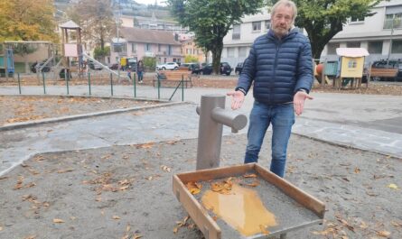 A la place Robin, la fontaine existante a été supprimée pour faire place à une installation absurde qu’on ne peut faire fonctionner seul, la manivelle étant trop éloignée de la sortie d’eau.