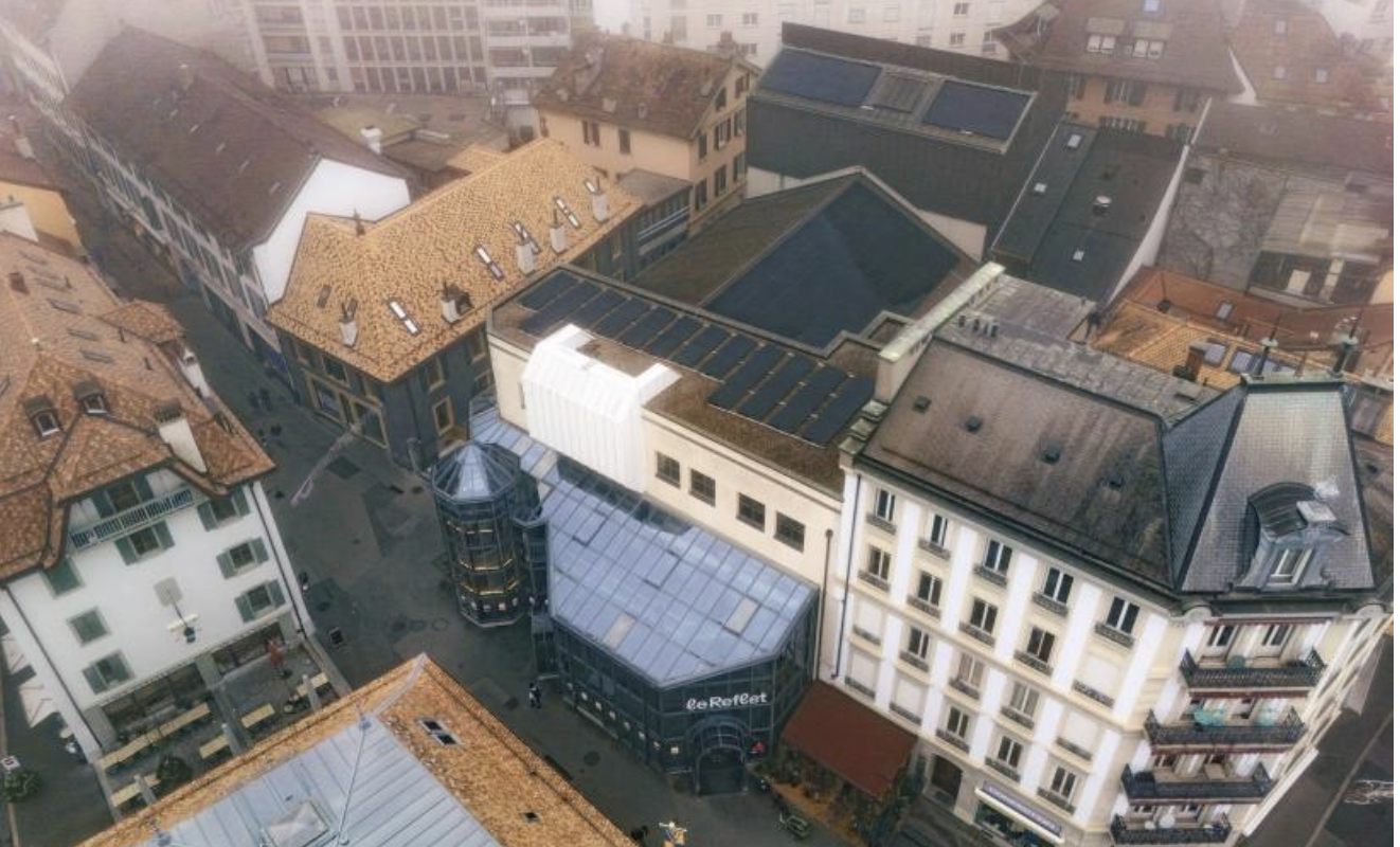 Une nouvelle centrale photovoltaïque de 73.2 kWc a été mise en service le 5 décembre 2025 sur le bâtiment communal abritant le Théâtre Le Reflet. Cette installation permettra de couvrir une grande partie des besoins en électricité du théâtre et contribuera aux objectifs énergétiques de la Ville de Vevey. Un projet piloté par Pascal Molliat, municipal du Service bâtiments, gérance et énergie.
