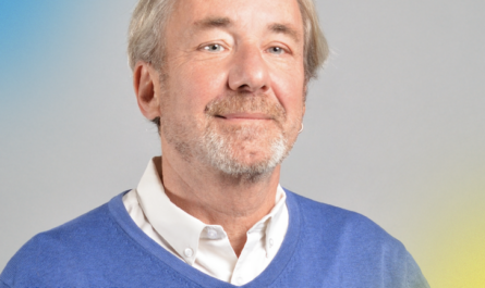 Conseiller communal depuis 2018, Eric Bays, âgé de 58 ans, est un enfant de Vevey très attaché à son quartier de Plan-Dessus qu’il défend becs et ongles. Formateur, expert en intégration linguistique et examinateur, il souhaite continuer à mettre son expérience au service de la communauté.