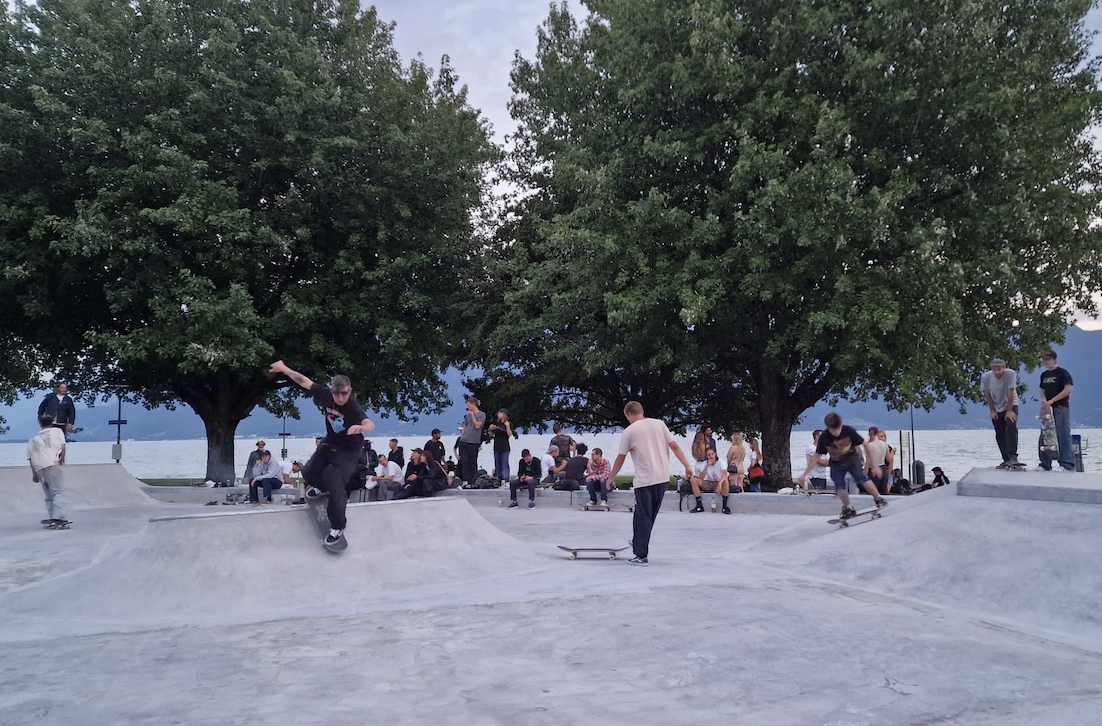 Le skatepark de Vevey a ouvert fin juillet 2023 et remporte un succès tel qu’on se demande pourquoi il n’a pas été réalisé plus tôt. Les travaux avaient démarré trois mois plus tôt après une longue gestation qui a duré dix ans. Cette idée avait germé il y à 30 ans au sein d’une équipe de passionnés, puis a été relancée par Jérôme Christen au nom du groupe Vevey Libre en 2013.