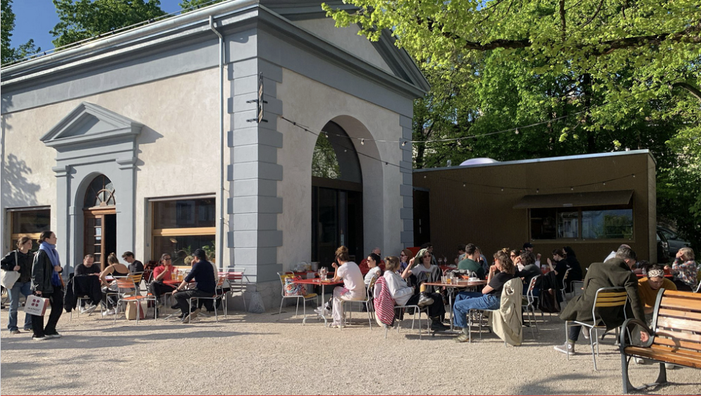 Le bâtiment du Poids du Foin, mieux connu comme kiosque du Bois d’Amour a été intégralement rénové et transformé en café-restaurant qui comprend environ 30 places à l’intérieur et 60 places en terrasse.