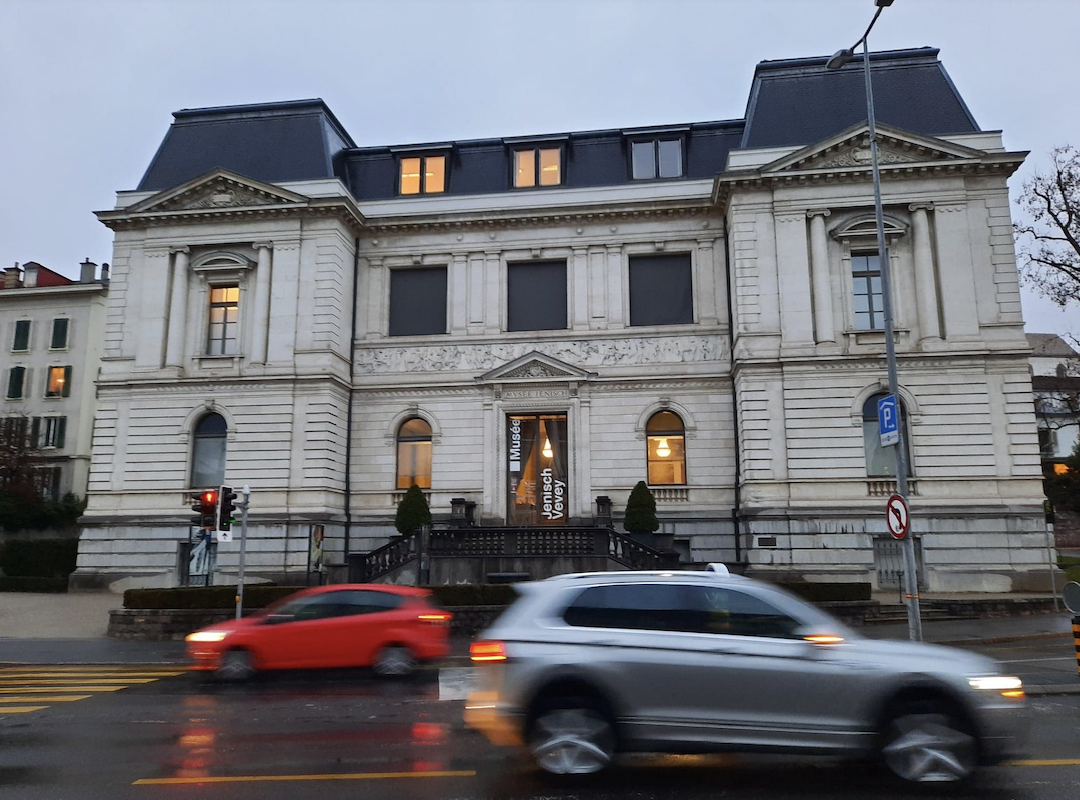 Vevey Libre, par la voix de Stéphane Molliat, avec le soutien d’autres partis, est intervenu à plusieurs reprises pour obtenir un meilleur soutien financier de l’Etat de Vaud et des sources de financement extérieurs pour le Musée Jenisch. Il a coûté à la ville 1,1 million en 2024, la facture est estimée à plus de 1,2 million en 2025 et à 1,3 millions en 2026, sans compter près de 600'000 francs de charges d’entretien annuel du bâtiment.