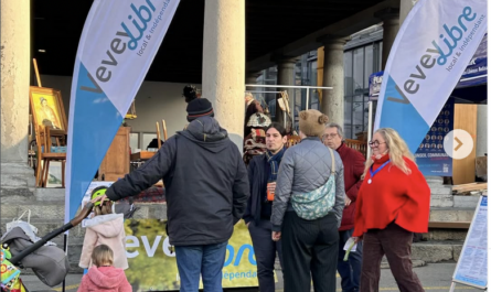 Vevey Libre tient tous les samedis un stand au marché de Vevey, dans le cadre des élections communales du 8 mars prochain. Notre objectif est d'aller à la rencontre des habitantes et habitants pour entendre leurs préoccupations: échanger, écouter et discuter des enjeux locaux dans un esprit d'ouverture et convivialité. EXPÉRIENCE ET NOUVELLES ÉNERGIES - Vevey Libre présente une équipe de 26 candidates et candidats, alliant expérience politique et nouvelles énergies, dont sept jeunes âgés de 18 à 26 ans. Une partie d'entre eux sera à votre disposition devant la Grenette le samedi de 9h à 12h.