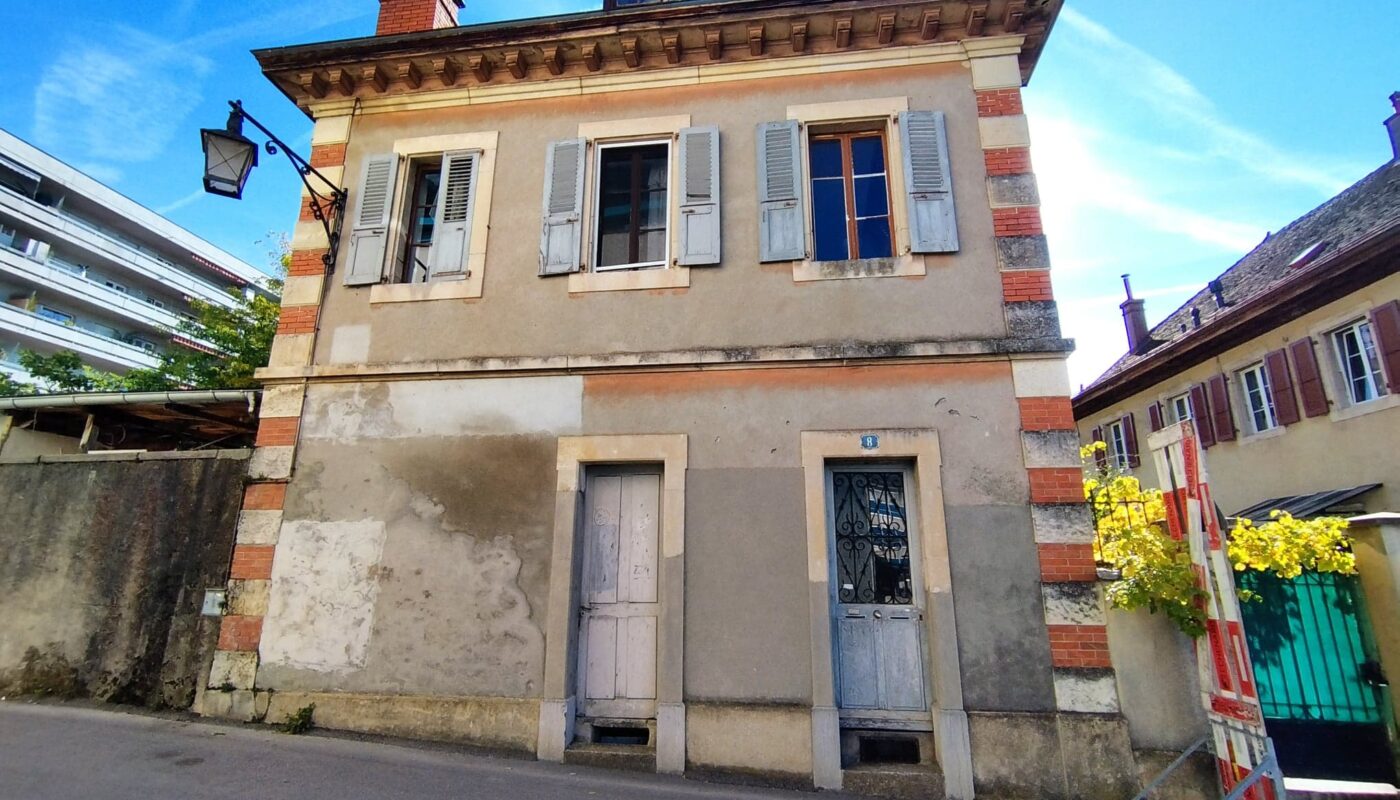 Les bâtiments de la rue de la Valsainte 9 et 11 ont été acquis en 2023 comme celui de Sainte-Claire 8 (sur la photo). Ils pourront bientôt être valorisés pour pouvoir mettre des logements à prix abordable sur le marché.