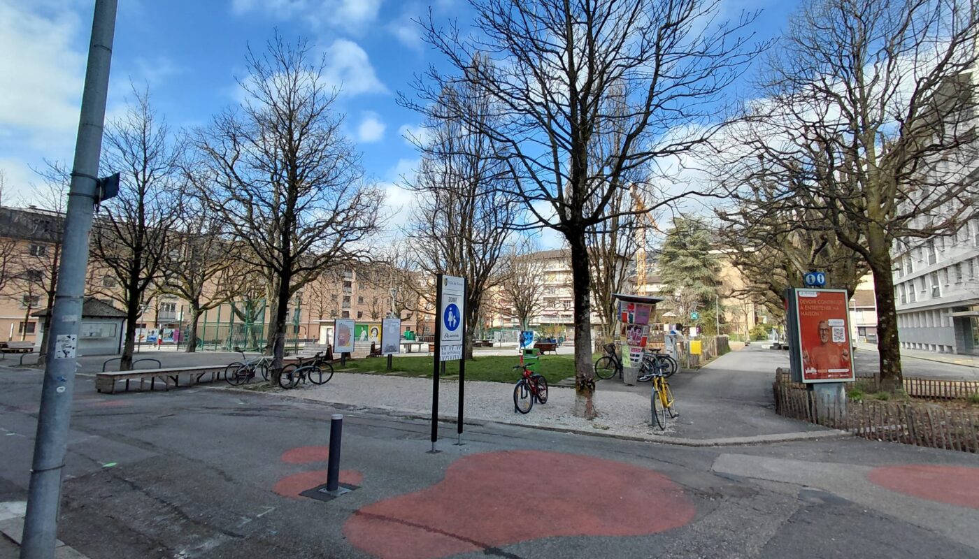 Le projet est jugé trop conceptuel et éloigné des usages quotidiens, en particulier ceux des enfants, alors que la place est avant tout perçue comme un espace de jeux et de rencontre.