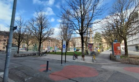 Le projet est jugé trop conceptuel et éloigné des usages quotidiens, en particulier ceux des enfants, alors que la place est avant tout perçue comme un espace de jeux et de rencontre.